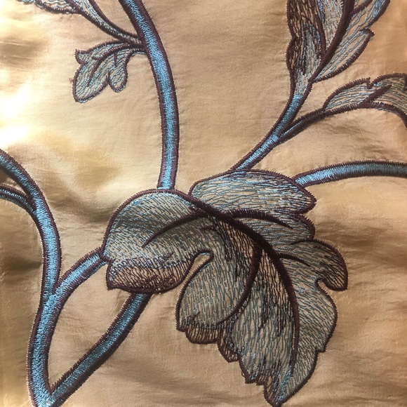 Embroidered Silk Cropped Blouse - Picture 5 of 5